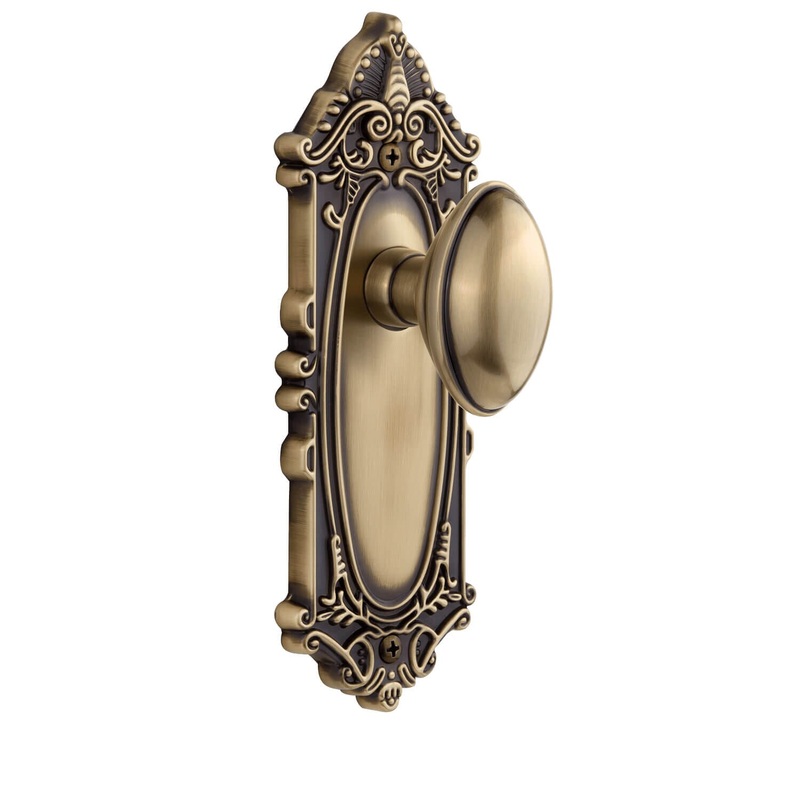 Grande Victorian Long Plate with Eden Prairie Knob in Vintage Brass